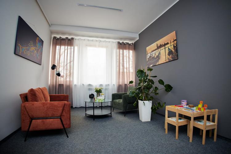 Widok z drzwi wejściowy na gabinet